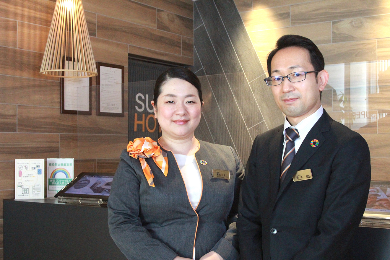 「スーパーホテル東京・芝」で任期中のN支配人（写真右）とT副支配人（写真左）