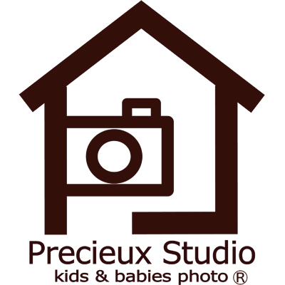 一軒家型のこども写真館プレシュスタジオのブランドロゴ